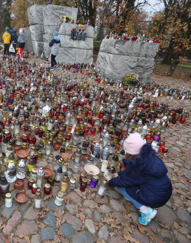 Morze zniczy pod pomnikiem "Polegli Niepokonani" na Woli