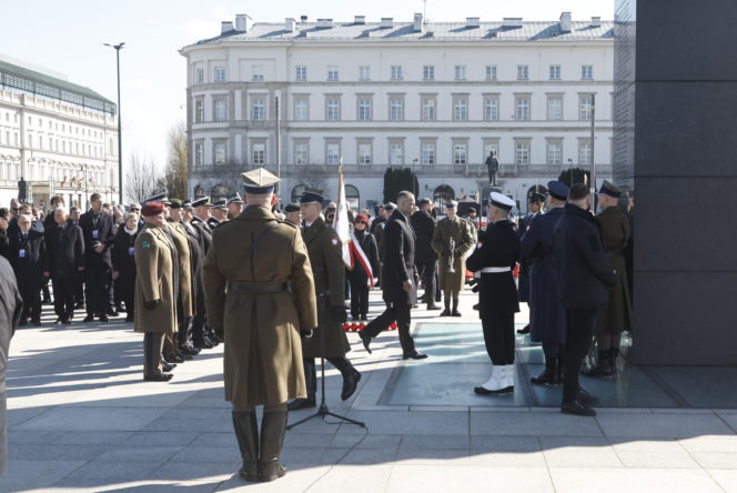 Rocznica katastrofy smoleńskiej. Prezydent Nawrocki uczcił pamięć zmarłych
