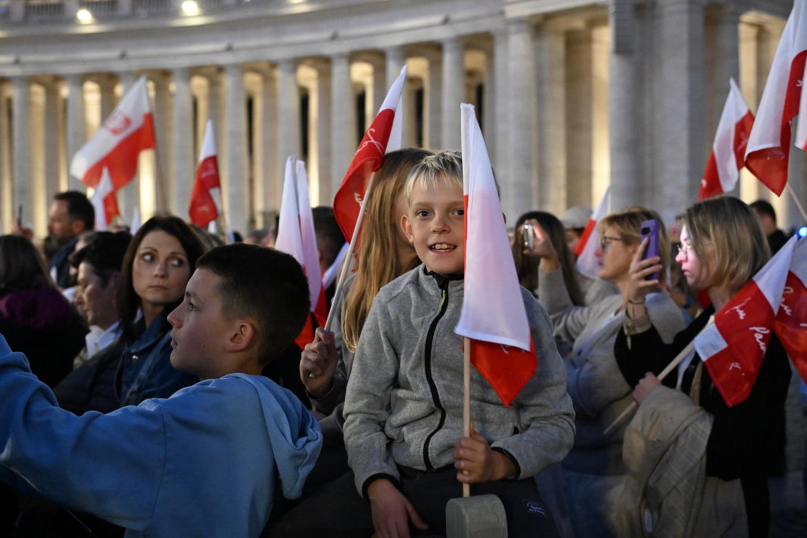 Zło dobrem zwyciężaj. Setki osób czuwały w Watykanie w rocznicę wyboru Jana Pawła II