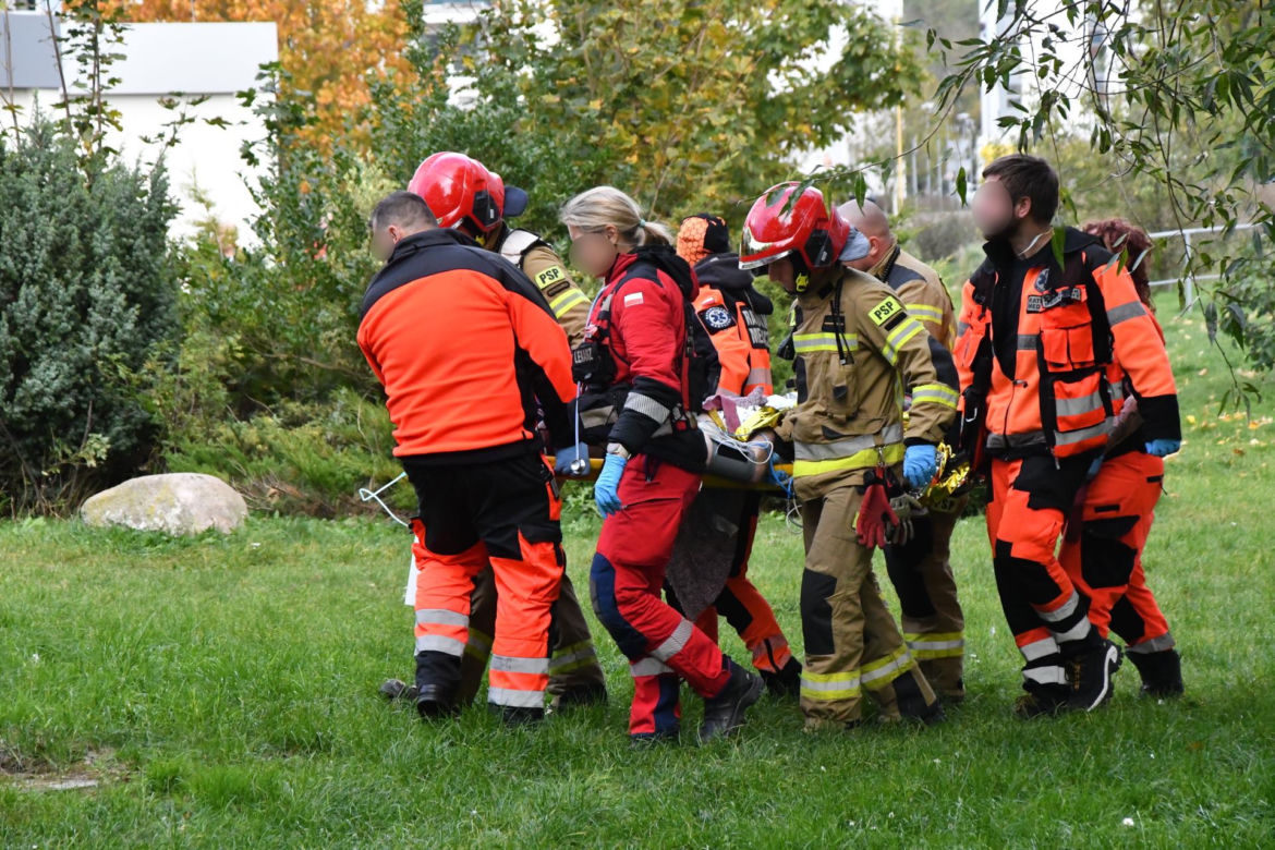 Wypadek w Świnoujściu. Mężczyzna wypadł z okna