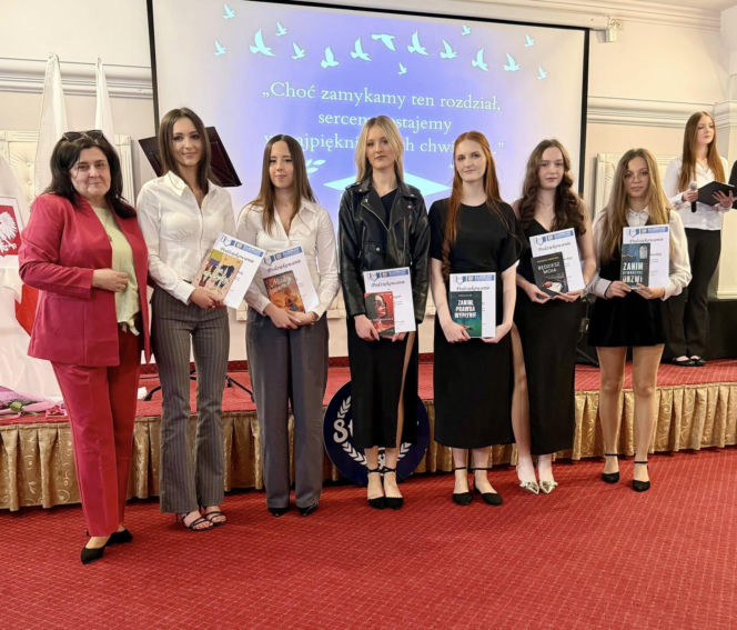 Zakończenie roku szkolnego maturzystów II LO w Starachowicach. Wyjątkowa uroczystość w obiektywie