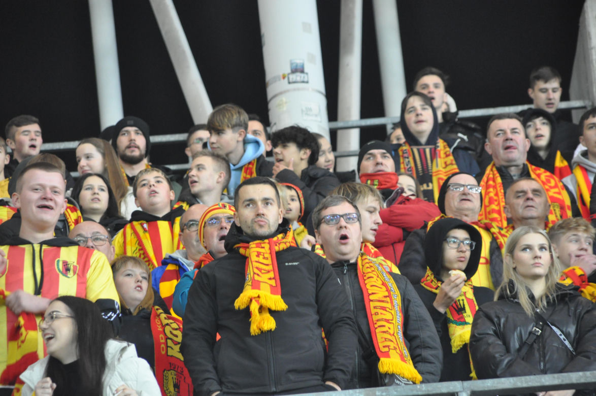 Żółto-czerwono na Suzuki Arenie! Zdjęcia kibiców na meczu Korona Kielce - Jagiellonia Białystok