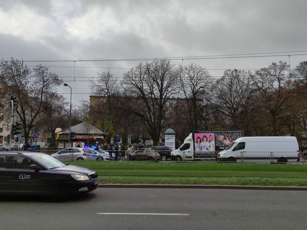 Ogromna awantura na ul. Puławskiej. Zablokowali furgonetkę antyaborcyjną 