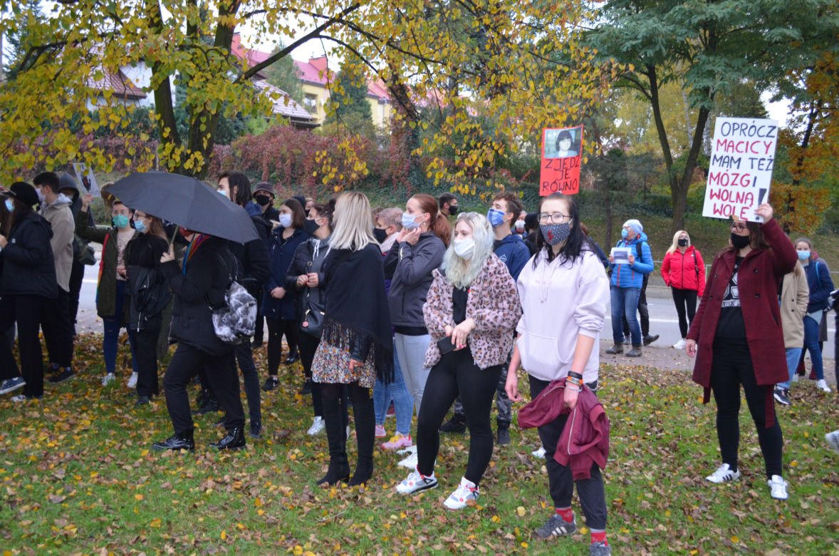 "NIE JESTEŚMY INKUBATORAMI" w Starachowicach też protestowali przed biurami posłów PiS 