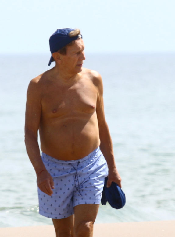 Smutny Englert samotni snuje się po plaży, Zona aktora wybrała zimną północ