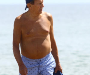 Smutny Englert samotni snuje się po plaży, Zona aktora wybrała zimną północ