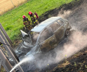 Auto stanęło w ogniu po uderzeniu w znak. Dramatyczny wypadek na A4 