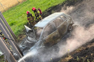 Auto stanęło w ogniu po uderzeniu w znak. Dramatyczny wypadek na A4 