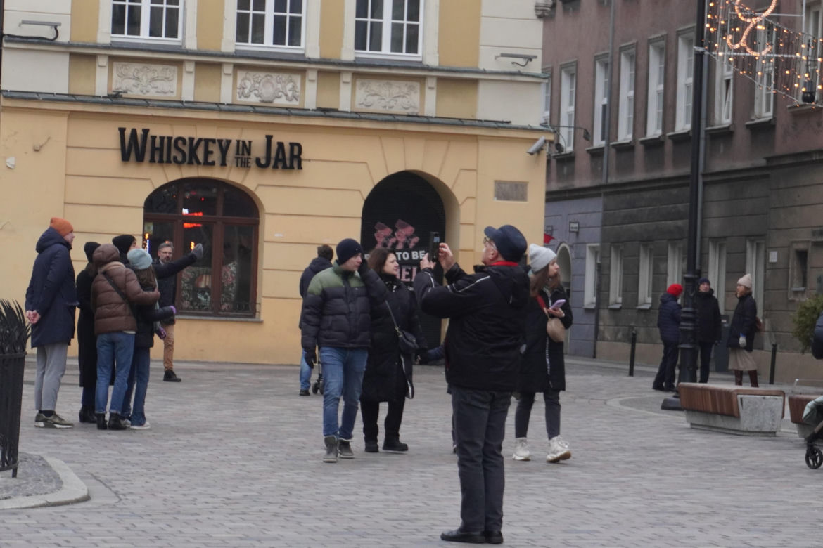 Tłumy ludzi na świątecznym spacerze na Starym Rynku w Poznaniu