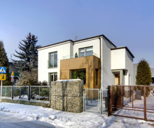 Sól na kostce brukowej? Nie rób tego zimą! To poważny błąd