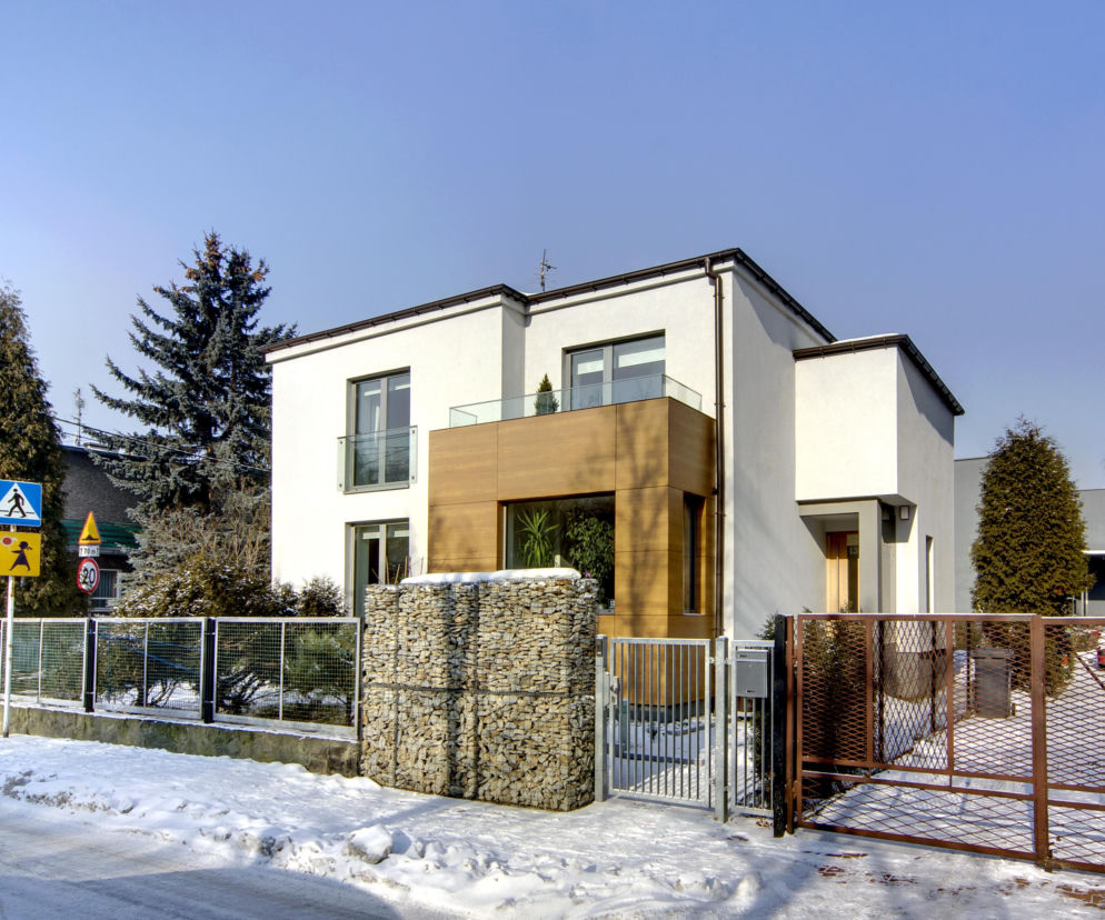 Sól na kostce brukowej? Nie rób tego zimą! To poważny błąd