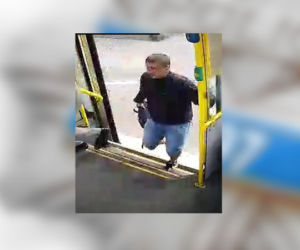 Ten mężczyzna uderzył w tramwaju starszego człowieka!