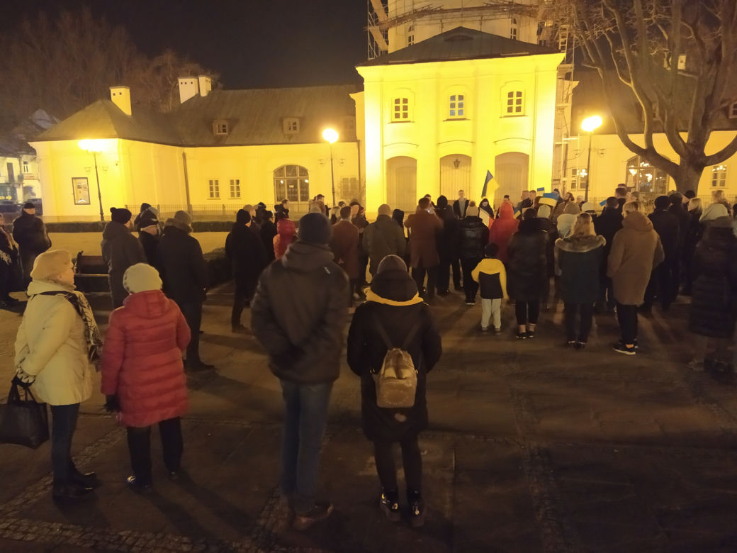 Siedlczanie okazali swoje poparcie dla Ukrainy w wojnie z Rosją – pokojowa demonstracja solidarnościowa w Siedlcach