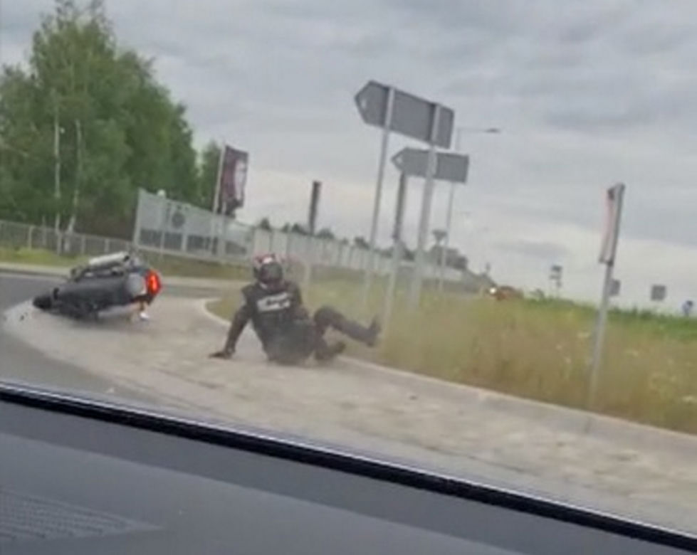 Policyjny pościg za Włochem na motorze. Nie miał prawa jazdy i przejechał na czerwonym