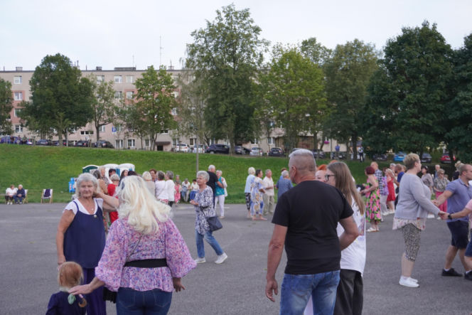 Potańcówka na finał wakacji w Starachowicach. Zabawa Na Szlakowisku