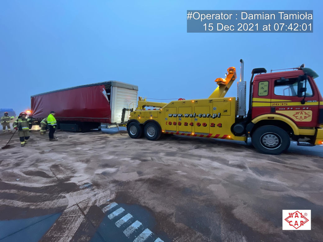 Dwie ciężarówki zderzyły się we mgle na autostradzie A1. Droga zablokowana
