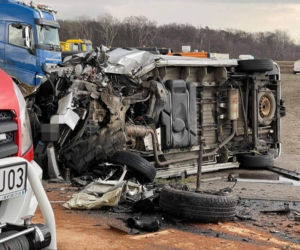 Kierowca audi i rowerzysta w stanie ciężkim! Makabra pod Sochaczewem [ZDJĘCIA]