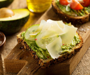 Bruschetta z awokado i parmezanem