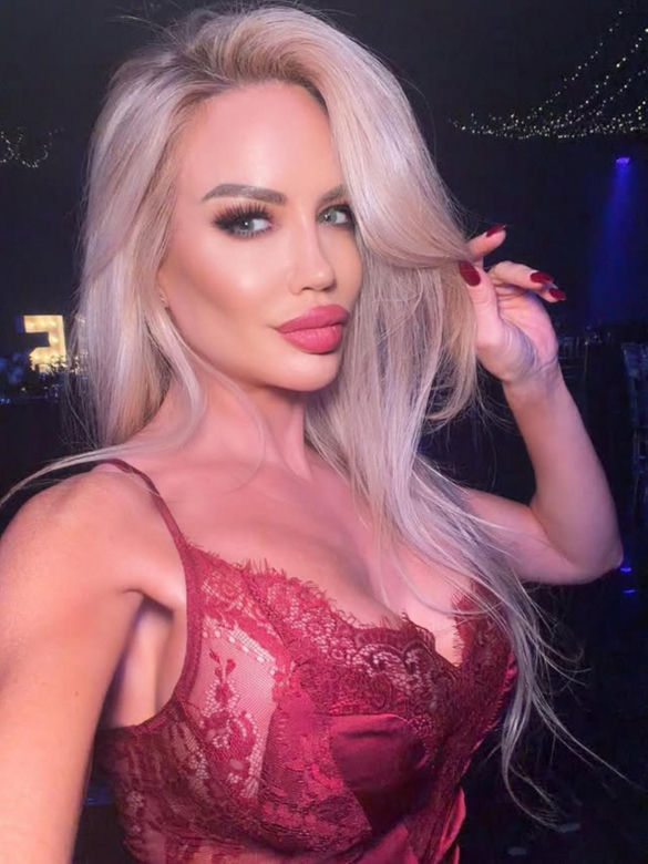 Była pierwszą nieoficjalną Miss Mundialu. Tak wygląda seksowna „matka chrzestna”