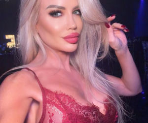 Była pierwszą nieoficjalną Miss Mundialu. Tak wygląda seksowna „matka chrzestna”