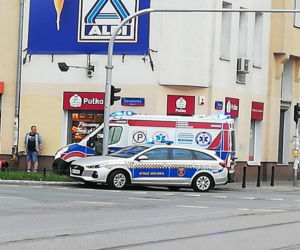 Kobieta padła na ziemie i rozbiła głowę. Krew lała się po chodniku. Co się stało?