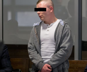 Wyrzucił Olę przez okno