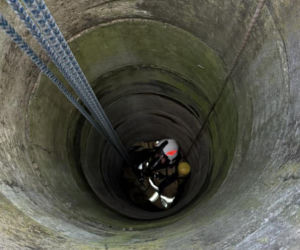 Mruczek wpadł do starej studni. Rozpaczliwym miauczeniem wołał pomocy