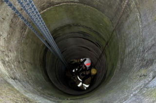 Mruczek wpadł do starej studni. Rozpaczliwym miauczeniem wołał pomocy