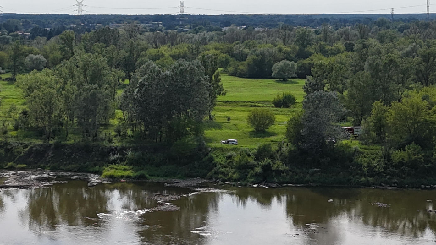 Przechodnie natknęli się na ciało nad Wisłą. Tragiczne odkrycie w Łomiankach