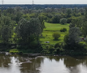 Przechodnie natknęli się na ciało nad Wisłą. Tragiczne odkrycie w Łomiankach