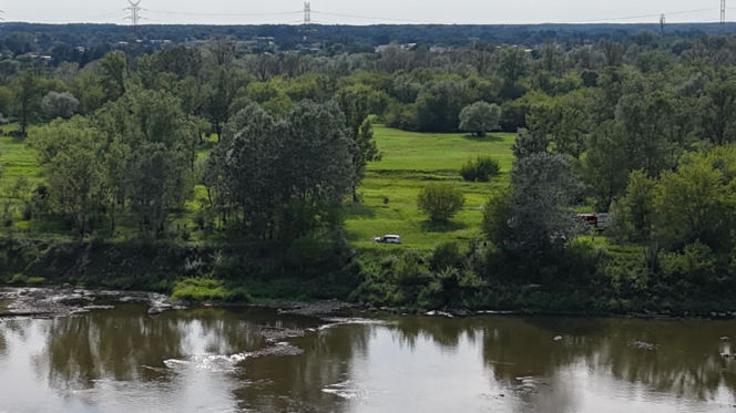 Przechodnie natknęli się na ciało nad Wisłą. Tragiczne odkrycie w Łomiankach