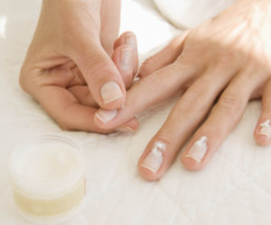 Łamliwe paznokcie – jakie są przyczyny medyczne kruchych paznokci?