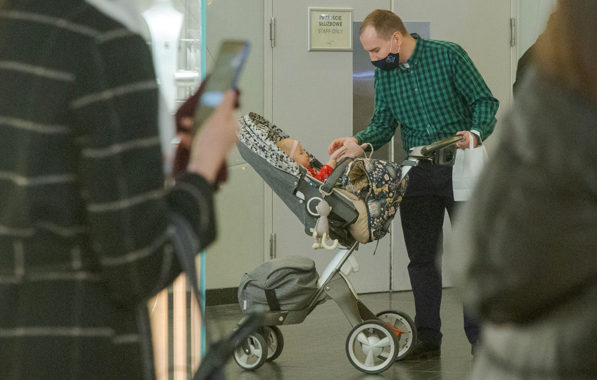 Minister Adam Andruszkiewicz z żoną i córeczką na świątecznych zakupach