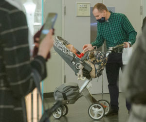 Minister Adam Andruszkiewicz z żoną i córeczką na świątecznych zakupach