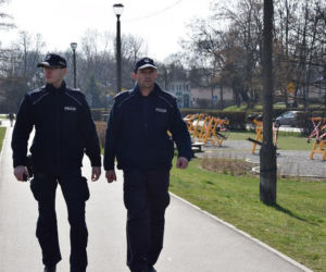 Krakowska policja kontroluje komunikację miejską, parki i skwery