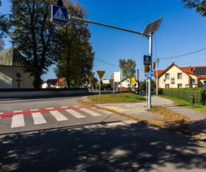 Ktoś ukradł znaki drogowe umieszczone na słupach kilka metrów nad ziemią