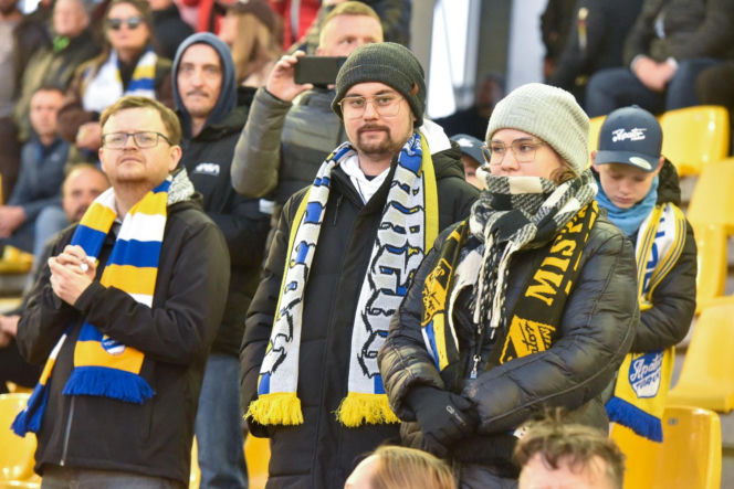 PRES Grupa Dewloperska Toruń - Abramczyk Polonia Bydgoszcz, zdjęcia kibiców i zawodników z pożegnania Adriana Miedzińskiego