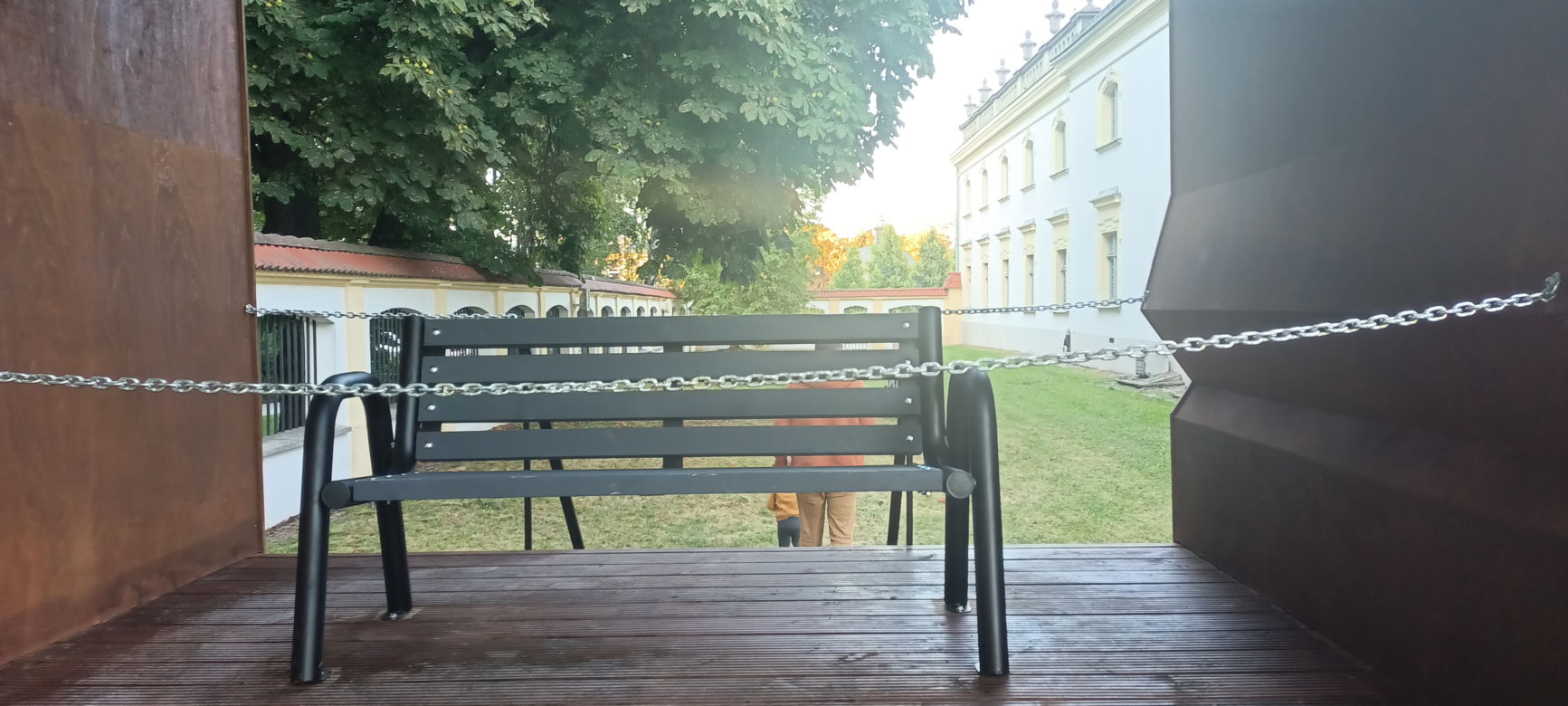 Polska ławeczka stanęła przy Pałacu Branickich i wzbudziła ogromne kontrowersje [ZDJĘCIA]