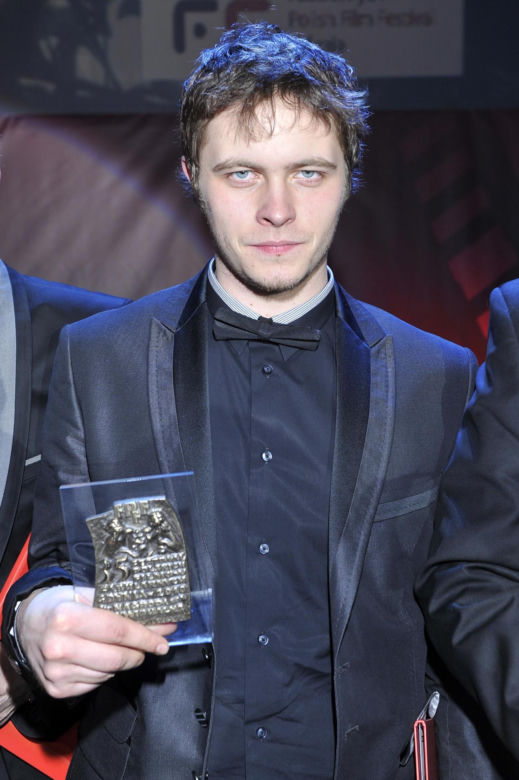 Tomasz Schuchardt kiedyś i dziś. Aktor słynie z metamorfoz, bywa niemal nie do poznania