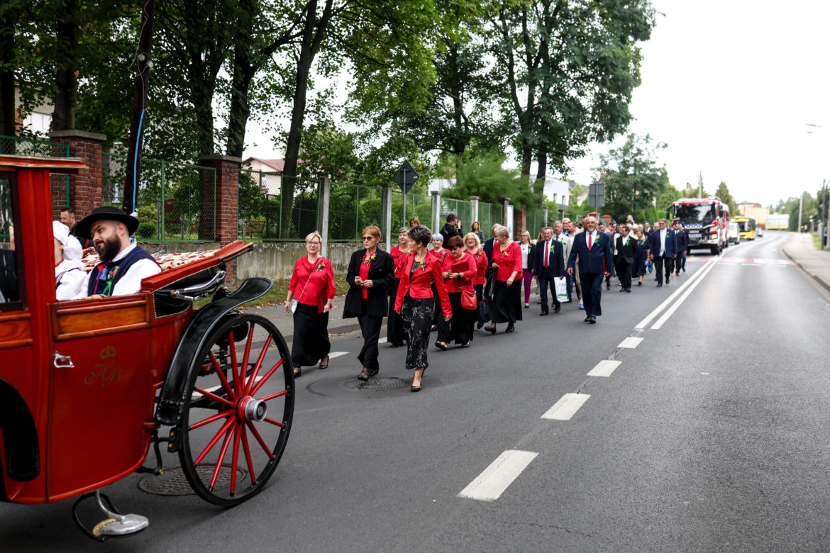 Korowód dożynkowy w Kostuchnie