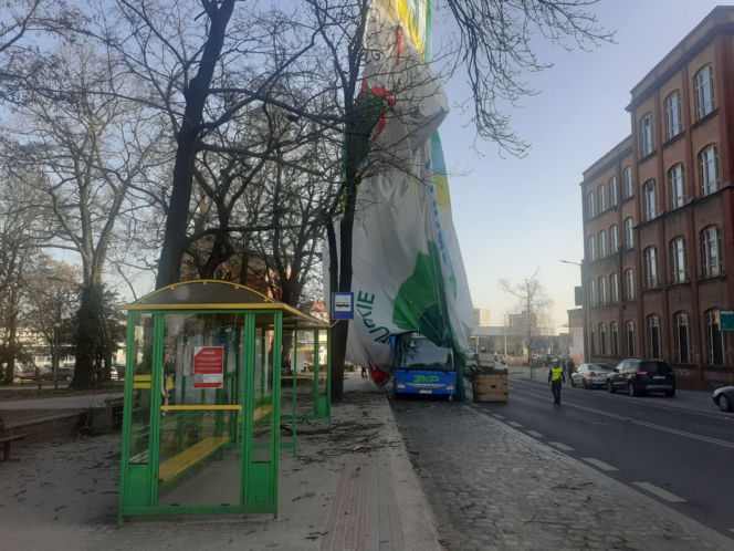 Szokujący wypadek! Balon uderzył w blok, jedna osoba nie żyje