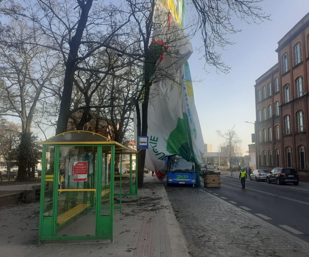 Balon uderzył w budynek i spadł na autobus. Pojazd miał zabrać dzieci do szkoły