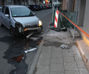 Grudziądz: Pijany jak smok za kierownicą toyoty yaris. Wariacki rajd skończył na budynku