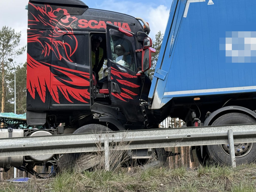 Śmiertelny wypadek na S8! Jedna osoba nie żyje po zderzeniu trzech 