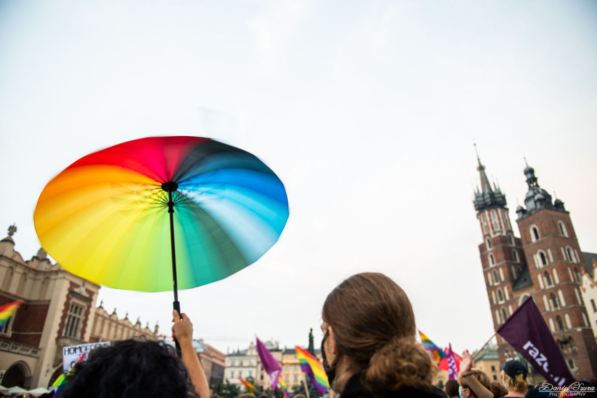 Demonstracja LGBT i narodowców na krakowskim Rynku