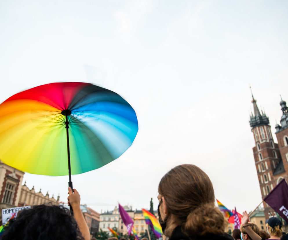 Demonstracja LGBT i narodowców na krakowskim Rynku