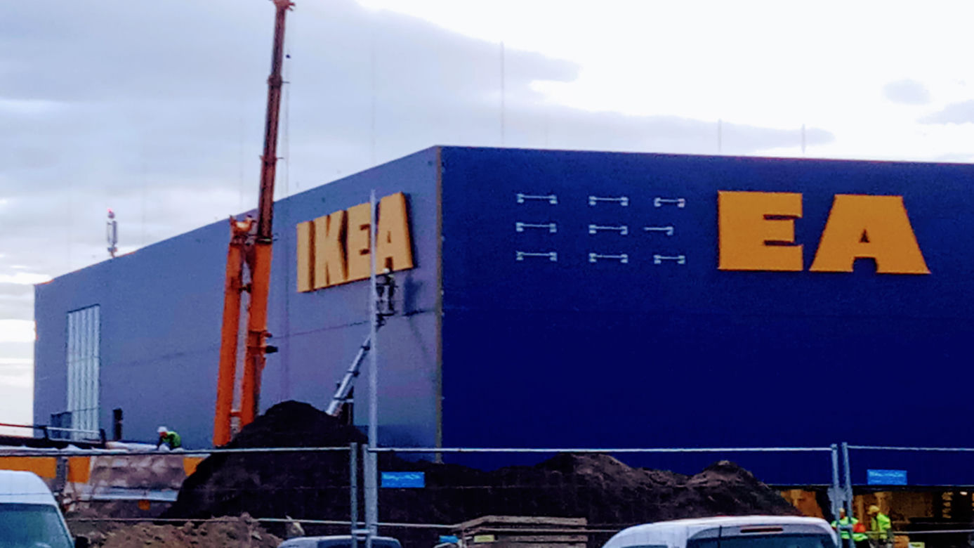 IKEA w Szczecinie: Na fasadzie hali pojawił się pierwszy szyld