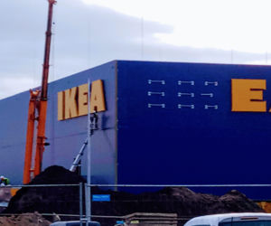 IKEA w Szczecinie: Na fasadzie hali pojawił się pierwszy szyld