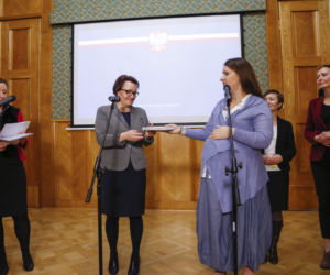 Nadminister Elbanowska rządzi polską szkołą