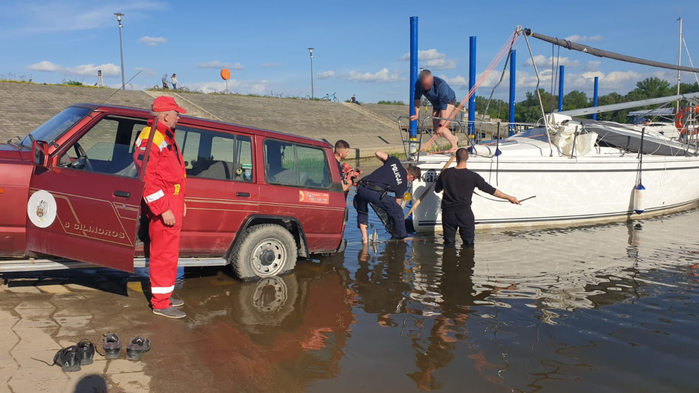 Akcja ratunkowa na Wiśle w Toruniu. Wodniacy ocalili załogę jachtu!